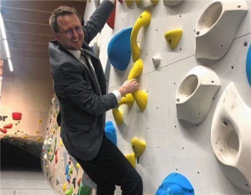 Bad Aiblings Bürgermeister Stephan Schlier erklimmt die Kletterwand.Foto re