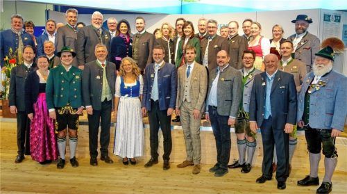 Bayerische Landwirtschaftsministerin Michaela Kaniber (hinten, Mitte), inmitten der großen Rosenheimer Delegation auf dem Berliner Messegelände. Foto Hötzelsperger