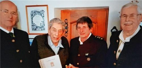 Bei der Ehrung: (von links) Schriftführer der KSK Sachrang Gerd Kalckbrenner, Jubilar Hans Pumpfer, Schützenmeister der Sachranger Schützengesellschaft Martin Bichl sowie der Vorsitzende der KSK Sachrang, Bernd Wagner. Foto re