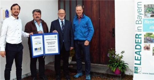 Bei der Förderbescheid-Übergabe (von links): Pfarrer Mirko Hoppe, Evangelisch-Lutherischer Dekanatsbezirk, Sepp Reithmeier, Vorsitzender Leader-Projektgruppe Chiemgauer Seenplatte und Bürgermeister der Gemeinde Pittenhart, Johann Kölbl, LEADER-Koordinator am Amt für Ernährung, Landwirtschaft und Forsten (AELF) in Rosenheim, und Bürgermeister Anton Baumgartner (Parteifreie/ÜWG). Foto wak