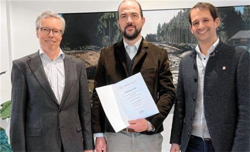 Bei der Überreichung der Urkunde: (von links) der Leiter des Umwelt- und Grünflächenamts, Ralf Seeburger, der neue Naturschutzbeirat Werner Zwingmann und Oberbürgermeister Andreas März.Foto Stadt Rosenheim