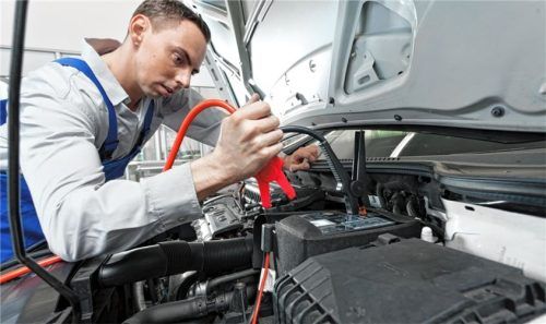 Bei jüngeren Autos sollte eine neue Batterie in einer Autowerkstatt angeklemmt werden. Foto ProMotor