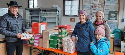 Benno Steinbrecher von der Tafel Brannenburg freut sich mit der Vorsitzenden des Zitherclubs, Maria Unker, Johanna Unker und Michaela Hadersdorfer über die Spende.Foto re
