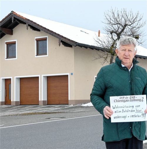 Bernhard Hering ärgert sich darüber, dass sein Sohn Sven nicht in dem Haus am Egelsee leben darf. Foto Rosemarie Ammelburger