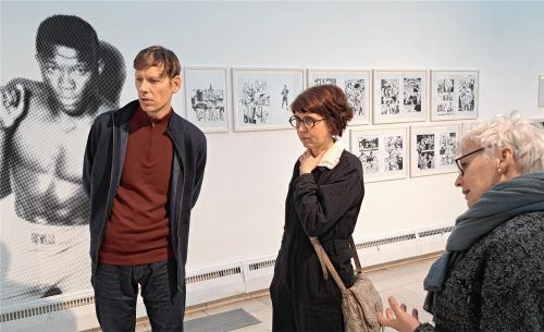 Betrachten die Ausstellung „Wegschauen verboten“: (von links) Jörg Mühle, Anke Kuhl und Elisabeth Rechenauer. Foto  Schroeder