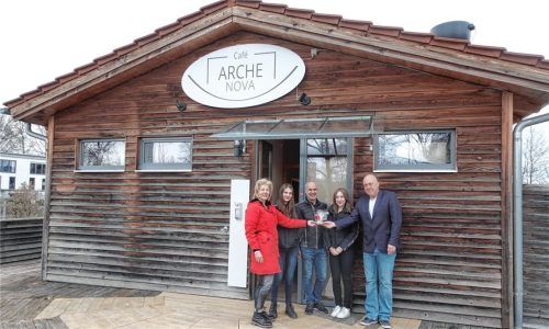 Betreiben ab sofort das Café Arche im Mangfallpark: (von links) Andrea Deg, Sienna Deg, Christian Deg und Melina Deg und Klaus Voss, Geschäftsführer der Diakonie Rosenheim. Foto Karin Wunsam