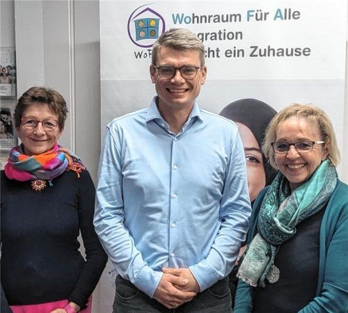 Betreuen die Wohnungssuche von Flüchtlingen in Rosenheim und Umgebung: Catherine Wehrle (links), Thies Schlüter (Mitte) und Susanne Weber (rechts). Foto  Lünhörster