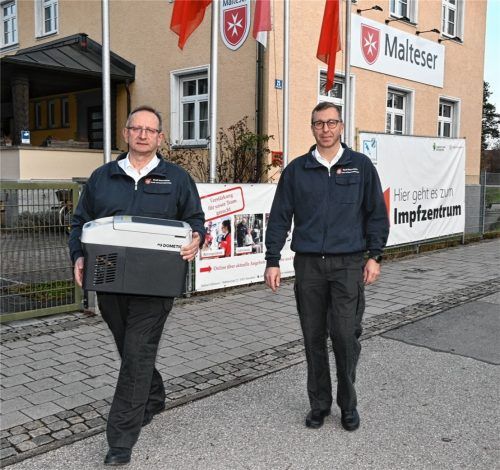 Betrieb beendet: Hans Meyrl (links), Leiter des Rosenheimer Impfzentrums, und sein Stellvertreter Mario Zimmermann verlassen das Haus der Malteser an der Rathausstraße. Foto Peter Schlecker