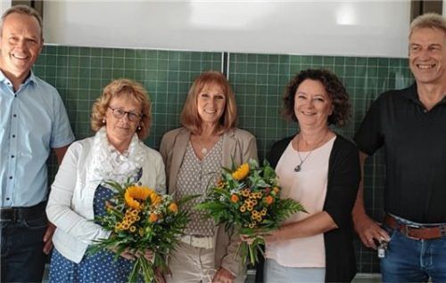 Breitbrunns Bürgermeister Anton Baumgartner (links) und Gstadts Bürgermeister Bernhard Hainz (rechts) hießen zum Schuljahresbeginn die neue Rektorin Renate Talanda (Zweite von links), die neue Schulsekretärin Christine Schuhbeck (Mitte) und stellvertretende Rektorin Heidrun Möderl (Zweite von rechts) willkommen.