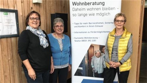 Brigitte Neumeier, Wohnberaterin vom Landratsamt, Evi Kaesler, Seniorenbeauftragte der Gemeinde Schechen und Rita Beier, Wohnberaterin der Gemeinde Schechen, bei der Aktionswoche „Zu Hause daheim“.