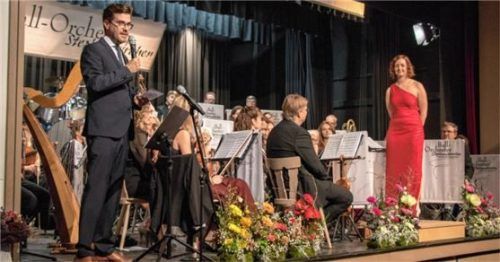 Bürgermeister Karl Mair (links) begrüßte die Besucher des Neujahrskonzertes mit dem Ballorchester unter der Leitung von Regina Huber.Foto mrotzek