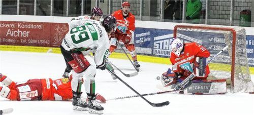 Chance für Stefan Reiter, der Torschütze zur Starbulls-Führung scheiterte in dieser Szene aber an Peitings Goalie Konrad Fiedler.Foto Roland Halmel