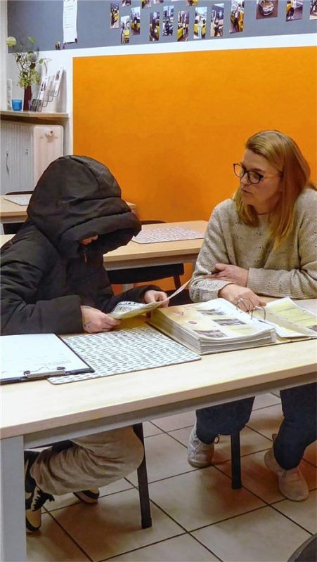 Claudia Cetin (rechts) von der SC Fahrschule in Kolbermoor hilft einer Fahrschülerin beim Lernen des Stoffs für die theoretische Prüfung. Foto  Riediger