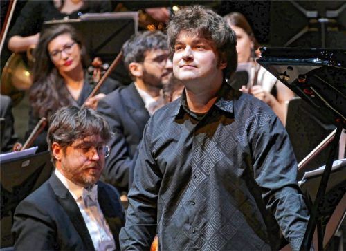 Dankbar nimmt der Pianist Lukas Geniušas den aufbrandenden Beifall entgegen.Foto Janka