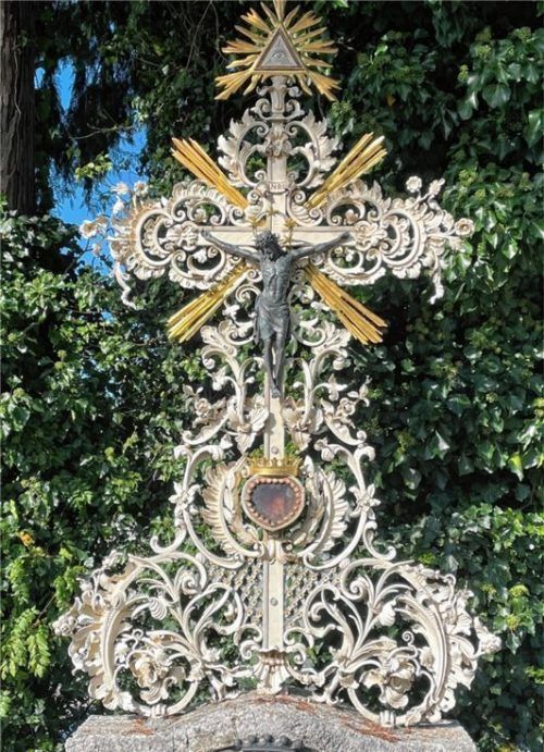 Das Grab der Fidler von Isarborn auf dem Friedhof von Aschau im Chiemgau fällt auf. Und erinnert an eine bemerkenswerte Liebesgeschichte. Foto  Kirchner