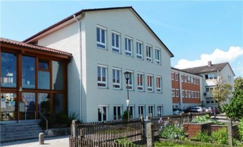 Das Mittelschulgebäude müsste teilsaniert werden.