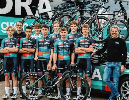 Das neue Team mit Ralph Denk, General Manager von Bora-hansgrohe und dem Team Auto Eder. Foto re