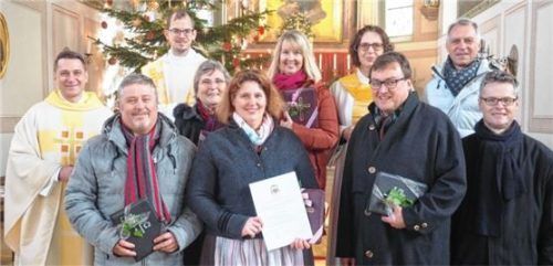 Das pastorale Team um (von links) Pfarrer Fabian Orsetti ist gut aufgestellt. Er wurde empfangen von Paul Deutschenbaur, Pfarrvikar Mathias Klein-Heßling, Elisabeth Engl, Veronika Wylezol, Michaela Gietl, Gemeindereferentin Maria Leutgäb, Dr. Michael Schnitzenbaumer, Reinhold Gietl und Pater Dariusz Burdalski.Foto Aerzbäck