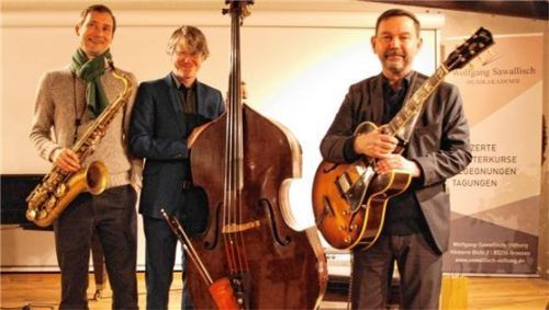 Das Philipp-Stauber-Trio mit Till Martin am Tenor-Saxophon, Jazz-Bassist und Echo-Preisträger Henning Sieverts sowie an der Archtop-Gitarre Philipp Stauber. Foto Martina Straub