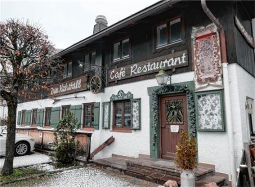 Das Restaurant „Kuhstall“ in Reit im Winkl ist derzeit geschlossen. Im Landratsamt Traunstein wird geprüft, ob die von einem möglichen Investor geplanten Umbaumaßnahmen mit dem Denkmalschutz vereinbar sind.Foto Schneider Press