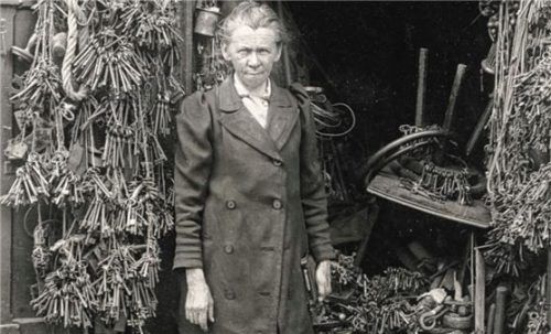 Das „Schlüsselfräulein“ Thekla Foag vor ihrem Laden. Die Fotografie von Georg Pettendorfer entstand 1915. Foto Georg Pettendorfer