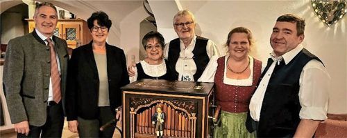 Dem Aufruf „Auf geht’s zum Hoagascht“ folgten (von links) der stellvertretende Landrat Sepp Hofer, Landtagsmitglied Susann Enders, Gaby und Gemeinderat Gerhard Schloots sowie Regina und Bezirksrat Sepp Lausch.Foto re