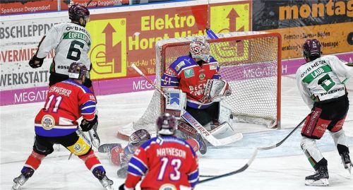 Der 2:1-Siegtreffer durch Manuel Edfelder (links) der den Puck an Pielmeier vorbei unter die Latte setzte. Foto  Roland Rappel