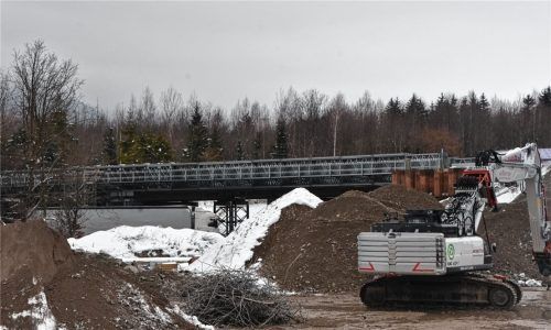 Der Bagger steht schon bereit: Die Brücke über die A93 südlich von Raubling wird abgerissen.Foto Ruprecht