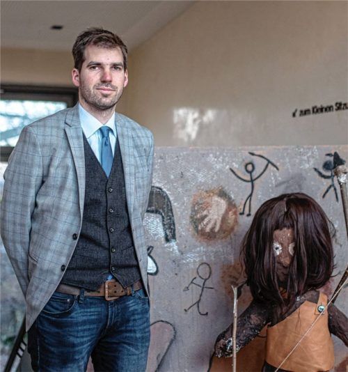 Der Bürgermeister und der Praktikant: Simon Hausstetter nimmt Kontakt zum Steinzeitmenschen „Johnny“ auf. Foto JOHANNES THOMAE