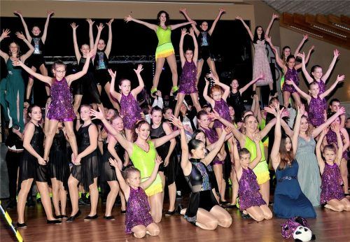 Der Jubiläumstanz der „Carambas“ begeisterte die Gäste des Galaballs.Foto Bauer