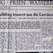 Weinende Menschen vor dem Rathaus