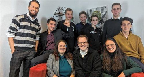 Der neue Vorstand mit Kreisvorsitzendem Lucas Rothstein (hinten Mitte) und seinen Stellvertretern Lena Mayerhöfer (vorne rechts) und Lorenz Burgmaier (links).Foto Jusos