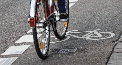 Der Nutzen von Fahrradschutzstreifen ist umstritten, denn sie wiegen Verkehrsteilnehmer oft in trügerischer Sicherheit. Dabei dürfen sie auch von Autofahrern benutzt werden, wenn auf ihnen gerade kein Radler unterwegs ist. Foto dpa