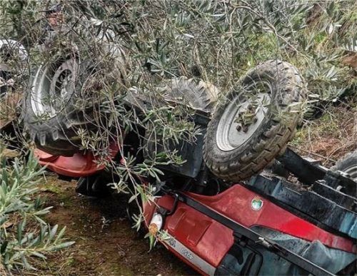 Der Traktor stürzte einen Hang hinunter und begrub den 70-Jährigen unter sich.Foto Twitter