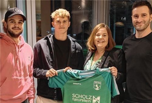 Der TuS Prien regelt die Zukunft: Abteilungsleiterin Andrea Fischer, Trainer Maximilian Nicu (rechts) und Co-Trainer Yannick Estermann (links) begrüßen Neuzugang Michael Summerer.Foto TuS Prien