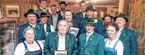 Der Vorstand gratulierte den Geehrten: (hinten, von links) Werner Obermeier, Hans Ganserer und Hubert Mitterer (je 40 Jahre), Ulrich Zeitler (50 Jahre), Franz Holzeder (40 Jahre), (Mitte, von links) Ernst Stowasser (40 Jahre), Michael Schwaiger (40 Jahre), Adolf Mutzenbauer (50 Jahre), Konrad Stocker (40 Jahre), stellvertretender Vorsitzender Sepp Forstner junior und Vorsitzender Sepp Dickl sowie (vorne, von links) Luise Böhm (40 Jahre), Florian Freiberger (60 Jahre), Schriftführer Martin Mayer und Kassierin Christine Fürst. Foto  re