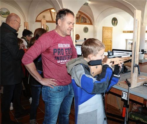 Der Wildenwarter Schützenmeister Andreas Freund als Standaufsicht beim 14. Lichtgewehr- und Lichtpistolen-Gauschießen des Schützengaus Chiemgau-Prien.Foto Rehberg