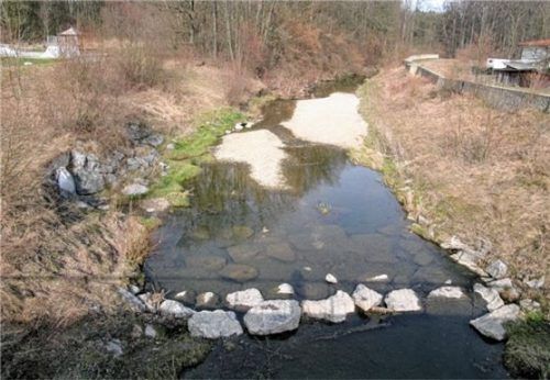 Die Aufnahme aus dem Jahr 2008 zeigt den Kalten-Auerbach-Unterstrom der Brücke Turnerweg, Nähe Wertstoffinsel/Skaterpark. Der Siedlungsbereich von Oberwöhr (rechts) ist durch einen Hochwasserdeich und eine Hochwasserschutzmauer vor Überflutungen geschützt.