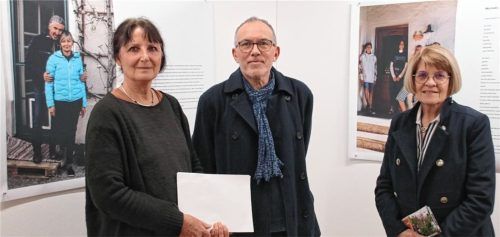 Die Ausstellung „So Fern, So Nah: Vachendorf in Quarantäne“ in der Städtischen Galerie Traunstein bringt „ein Buch an die Wand“. Von links: Judith Bader (Leiterin der Städtischen Galerie), Fotograf Alain Roux und Kulturreferentin Ursula Lay.Foto benekam