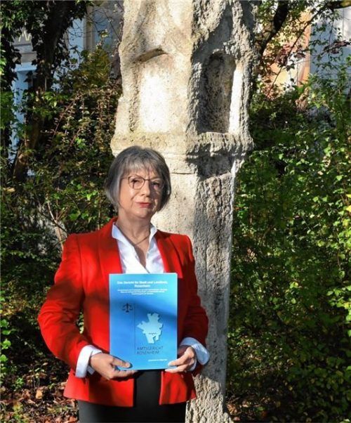 Die frühere Direktorin des Rosenheimer Amtsgerichts, Helga Gold, hat das Buch „Das Gericht für Stadt und Landkreis Rosenheim“ geschrieben, das über die Buchhandlung Bensegger zu erwerben ist.Foto  Schlecker
