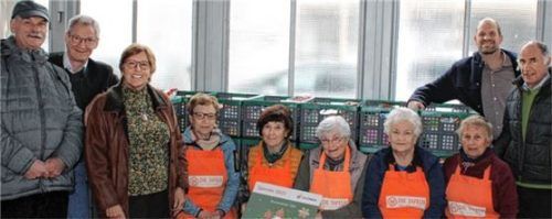 Die fünf „helfenden Hände“ der Brannenburger Tafel (Mitte), freuen sich über die Spende von (von links) Pfarrer Helmut R. Kraus, Brannenburgs Bürgermeister Matthias Jokisch, Oelcheck-Geschäftsführerin Barbara Weismann, Oelcheck Geschäftsführer Paul Weismann und Busunternehmer Benno Steinbrecher. Foto  re