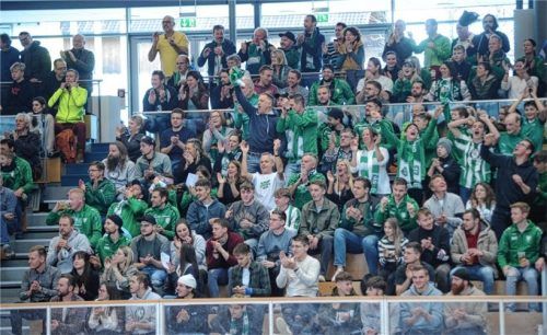Die „grüne Wand“ auf den Zuschauerrängen wird den Kreisligisten TSV Emmering auch diesmal wieder stimmgewaltig unterstützen.Foto Franz Ruprecht