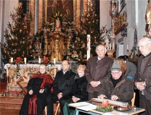 Die „Inntaler Sänger“ (rechts) mit Sepp Wieland, Peter Anderl und Franz Singer (von links) bei ihrem Schlussgesang. Links daneben die „Geschwister Forster“.Foto Weiss