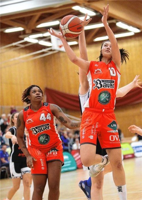 Die junge Ira Weymar erzielte vier Punkte. Links Topscorerin Brittany Autry mit 23 Punkten. Foto  Butzhammer