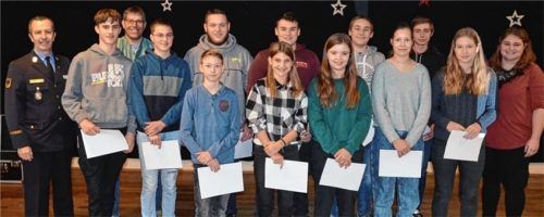 Die jungen Feuerwehrler haben den Wissenstest bestanden. Kreisbrandrat Richard Schrank (links) und Kommandant Georg Michlbauer (Dritter von links) gratulieren den Jugendlichen (von links) Maximilian Wagner, Luis Noller, Leonhard Graf, Lukas Stadlhuber, Emily Bachmann, Korbinian Freiberger, Johanna Hrdina, Maximilian Dagg, Anna Michlbauer, Tobias Hundhammer und Marianne Seidl. Jugendwart Veronika Maier (rechts) übermittelt ebenfalls ihre Wünsche. Foto böck