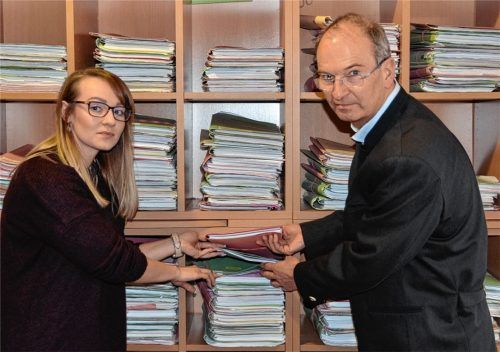 Schwer beschäftigt: Die Justizangestellte Janica Bader steht in der Geschäftsstelle eines Rauschgiftdezernats neben dem Leitenden Oberstaatsanwalt Dr. Wolfgang Beckstein. Foto Kretzmer-Diepold
