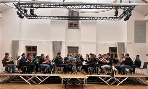 Die Musiker der Blaskapelle Bruckmühl durften als erste zu Proben in den Festsaal der „Kulturmühle“. Die Blaskapelle gibt am Wochenende zwei Eröffnungskonzerte. Foto Riedl