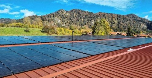 Die neue PV-Anlage von Halton in Reit im Winkl mit einer Fläche von 520 Quadratmetern umfasst an die 250 Module und erzeugt eine Leistung von 100 Kilowattstunden. Foto Halton