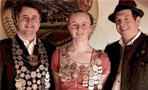 Die neuen Schützenkönige heißen Wolfgang Furtner (links) und Christina Spiegelberger. Schützenmeister Sepp Staudacher gratuliert. Foto  rehberg