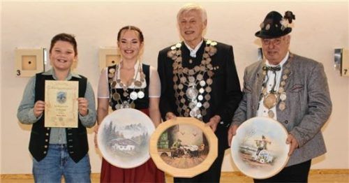 Die neuen Schützenkönige (von links): Jonas Birle mit dem Lichtgewehr, Jugendkönigin Verena Betz, Josef Wiesböck in der Sparte Luftgewehr und Josef Ernstberger mit der Luftpistole wurden geehrt.Foto  RE